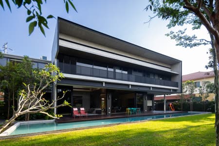 Tropical Shift House